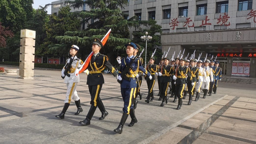 学院举办“升国旗 强信念”主题教育活动